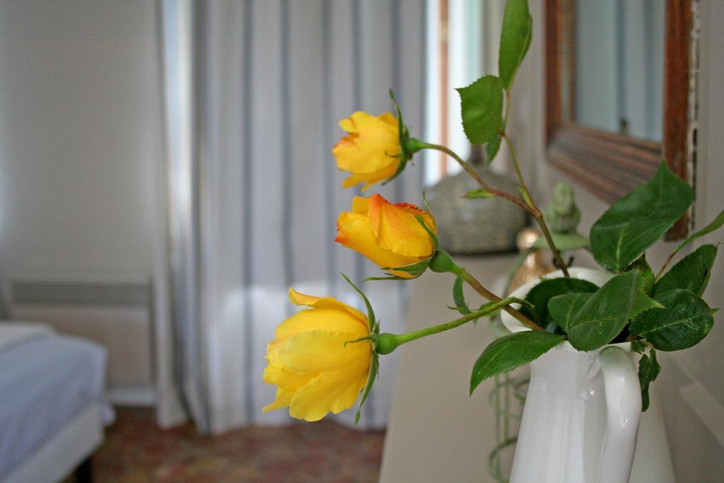 Bed and Breakfast Le Petit Manoir De La Vernelle Fourmetot Zimmer foto